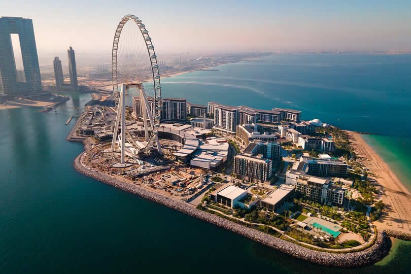 Caesars Palace resort and ferris wheel in Dubai