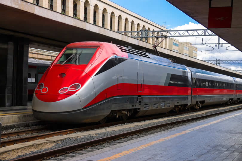 Стоп поезд. Остановка поезда в Италии. Итальянская Стоковая платформа.