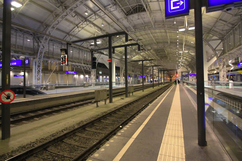 Wien hauptbahnhof railway platform